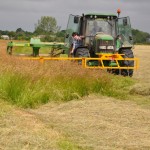 Photo d'un tracteur équipé d'une barre d'effarouchement