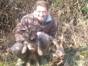 Sébastien Humblot avec sa chienne et un brocard