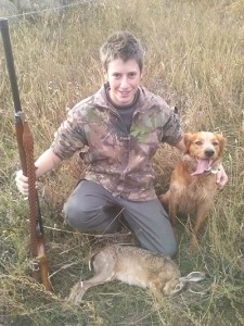 Nicolas Poujol pose avec son chien devant le lièvre tué