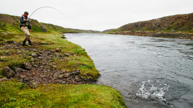 Pêcheur sur rivière en Islande