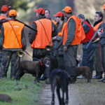 Des chasseurs en battue se regroupent